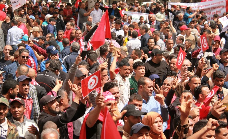 على هامش مسيرات الدعم والمعارضة..   هل مازال التونسي يعنيه الشأن العام والشارع محددا ومؤثرا ؟؟